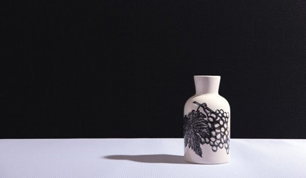 Photo du revêtement acoustique ALYOS 3d wall m noir et blanc avec un vase