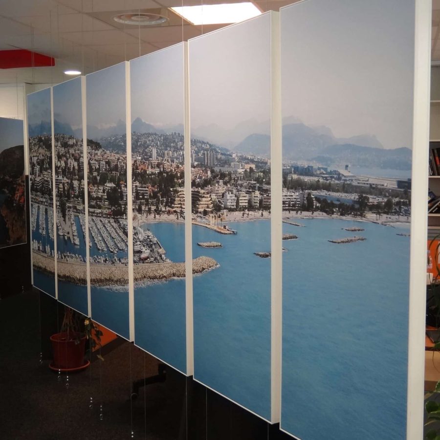 Photo de cadres acoustiques suspendus avec visuel baie de Nice