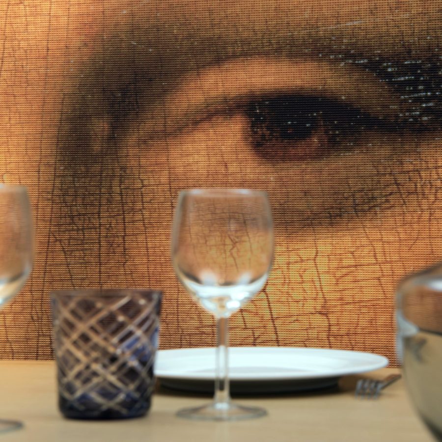 Photo d'une toile imprimée avec les yeux de la Joconde avec un effet de petits carrés en relief