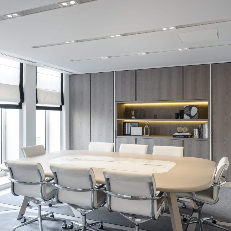 Photo d'une salle de réunion avec un plafond acoustique blanc au siège social d'Apsys