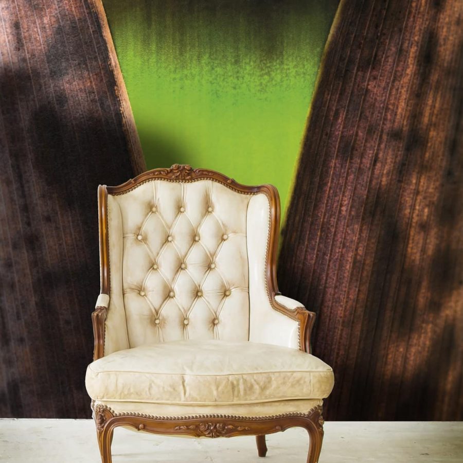 Photo d'un mur imprimé avec un visuel Bambou par Jean Du Boisberranger avec un fauteuil devant