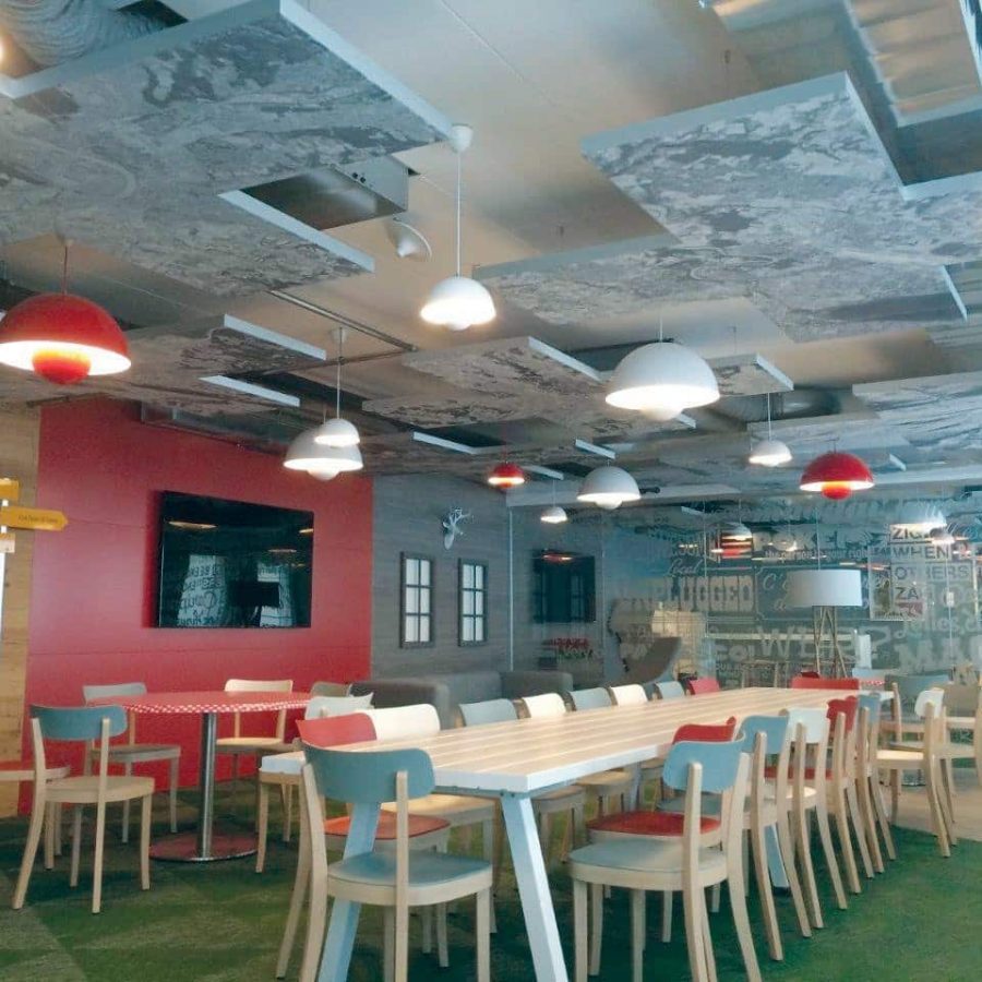 Photo d'une cafétéria avec des cadres acoustiques au plafond en forme de croix