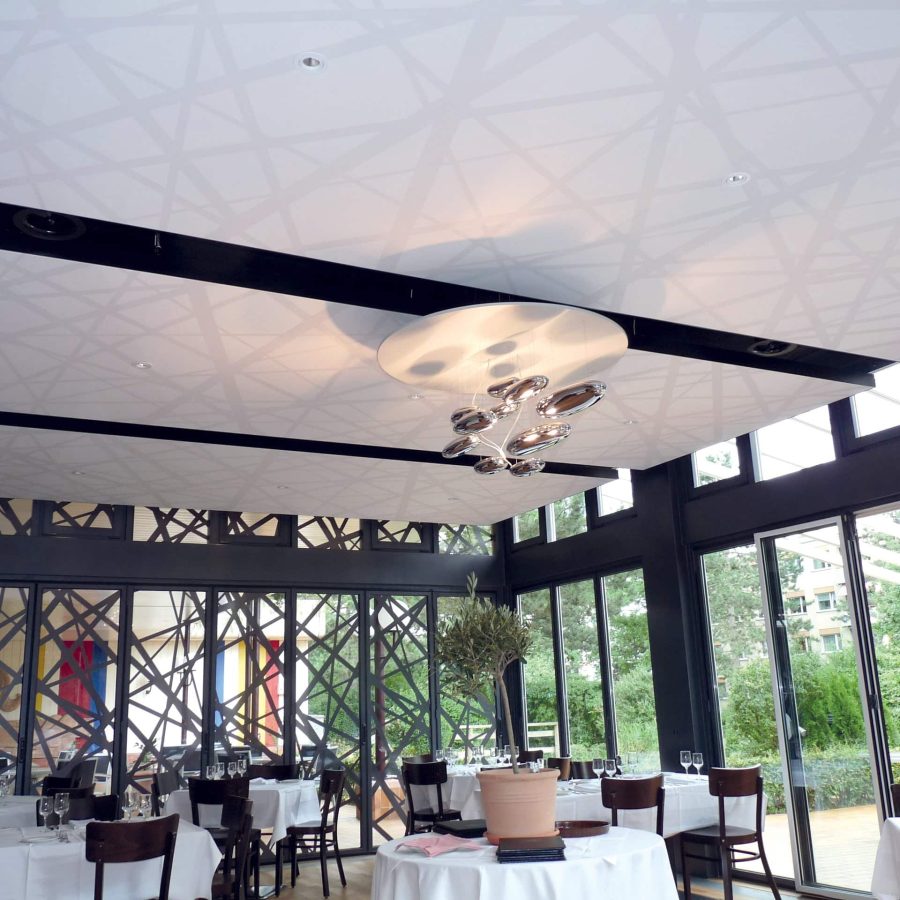 cadres acoustiques posé dans un restaurant en plafond avec une toile acoustique imprimé avec des rayures