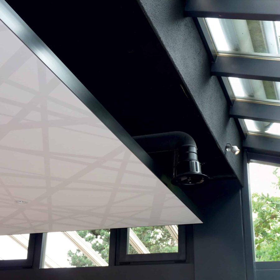 photo d'un détail d'un cadre acoustique posé dans un restaurant en plafond avec une toile acoustique imprimé avec des rayures