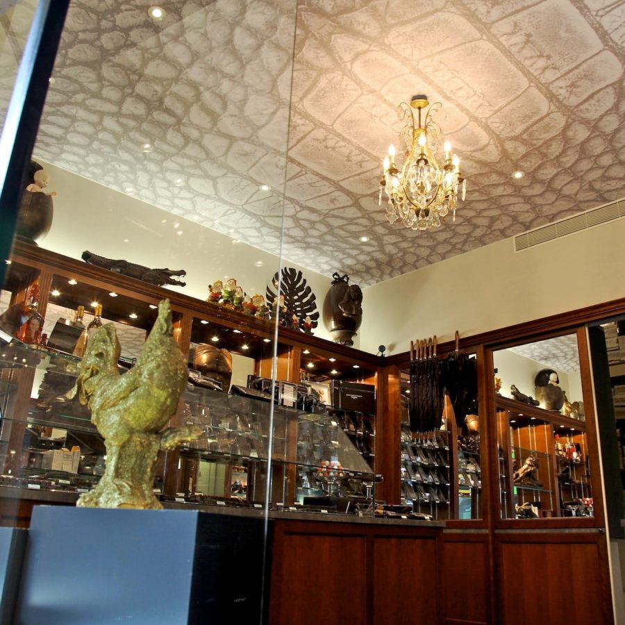 Photo d'un plafond imprimé dans une chocolaterie parisienne avec un visuel peau de crocodile