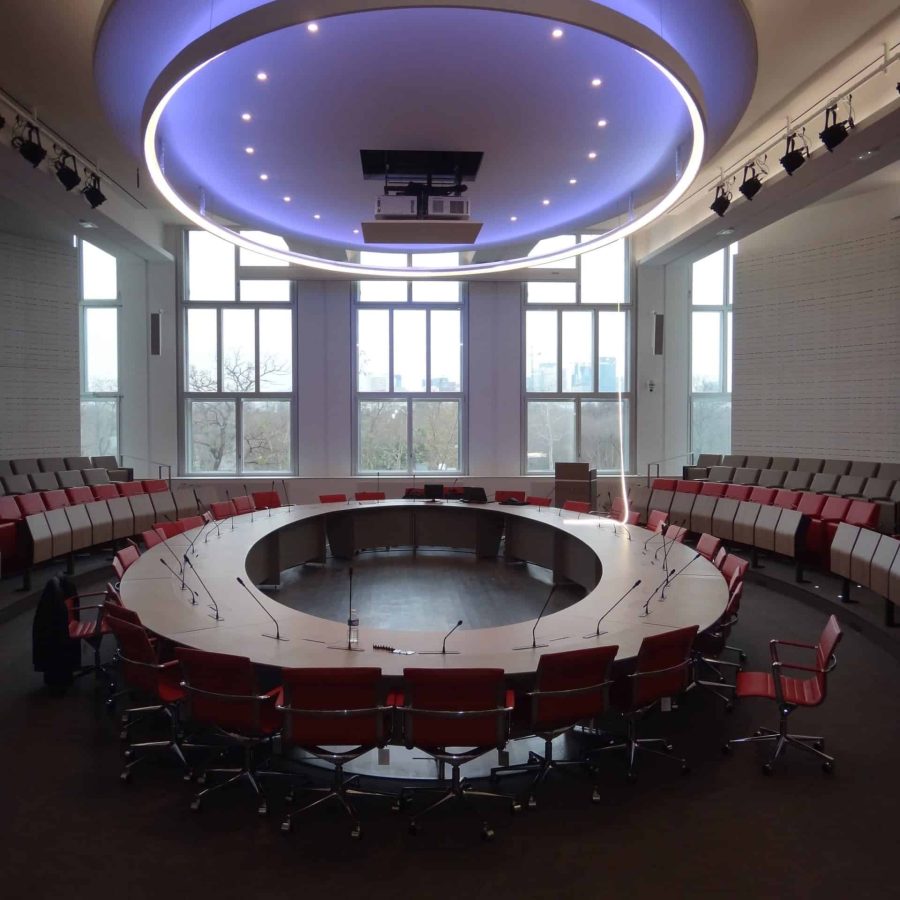 Photo d'une salle de conférence dans une université avec un plafond rétréoclairé ovale