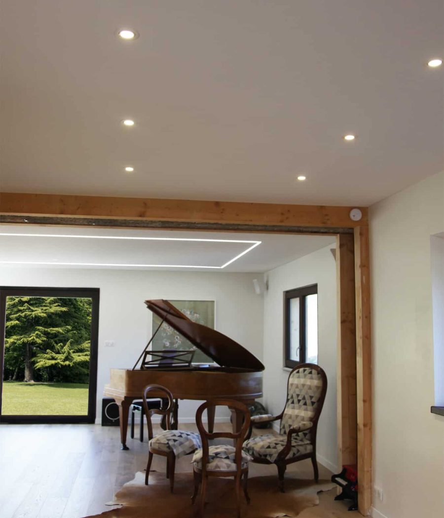 Photo d'un plafond acoustique blanc dans un salon avec un éclairage périphérique