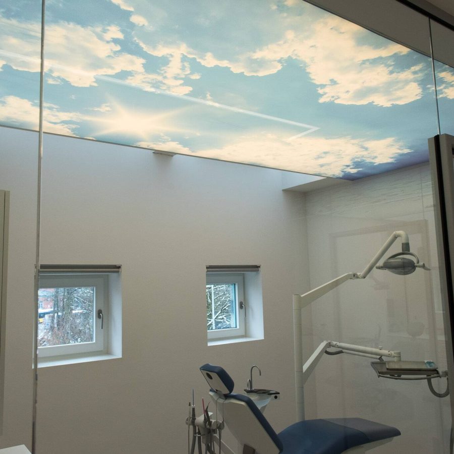 photo dun plafond avec une toile translucide imprimé avec un ciel nuageux au plafond d'un cabinet de dentiste