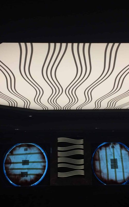 Photo d'une toile imprimée rétroéclairée installée au plafond avec des rayures
